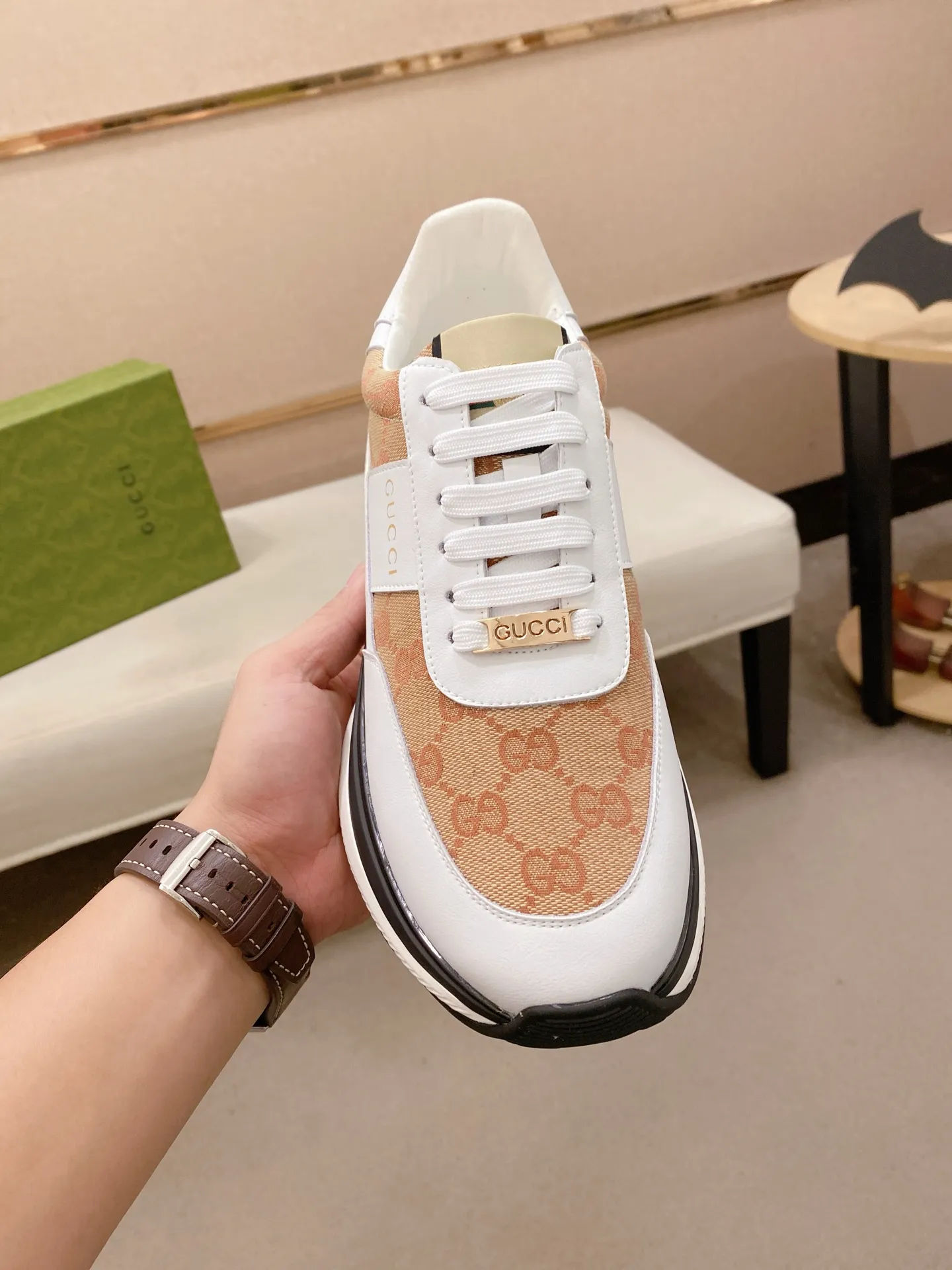 Men's shoes 💰 462💰The new GUCCI (Gucci) counters are launched simultaneously. The new men's shoes, 😘fabrics are selected from imported cowhide, and the lining is sheepskin lining. 👍🏿 High-end ☄️ air-cushion molded anti-slip rubber outsole, exquisite lines, simple and elegant, comfortable and high-end for leisure travel. Code number: 38 to 44 (45 can be customized and cannot be returned or exchanged)
